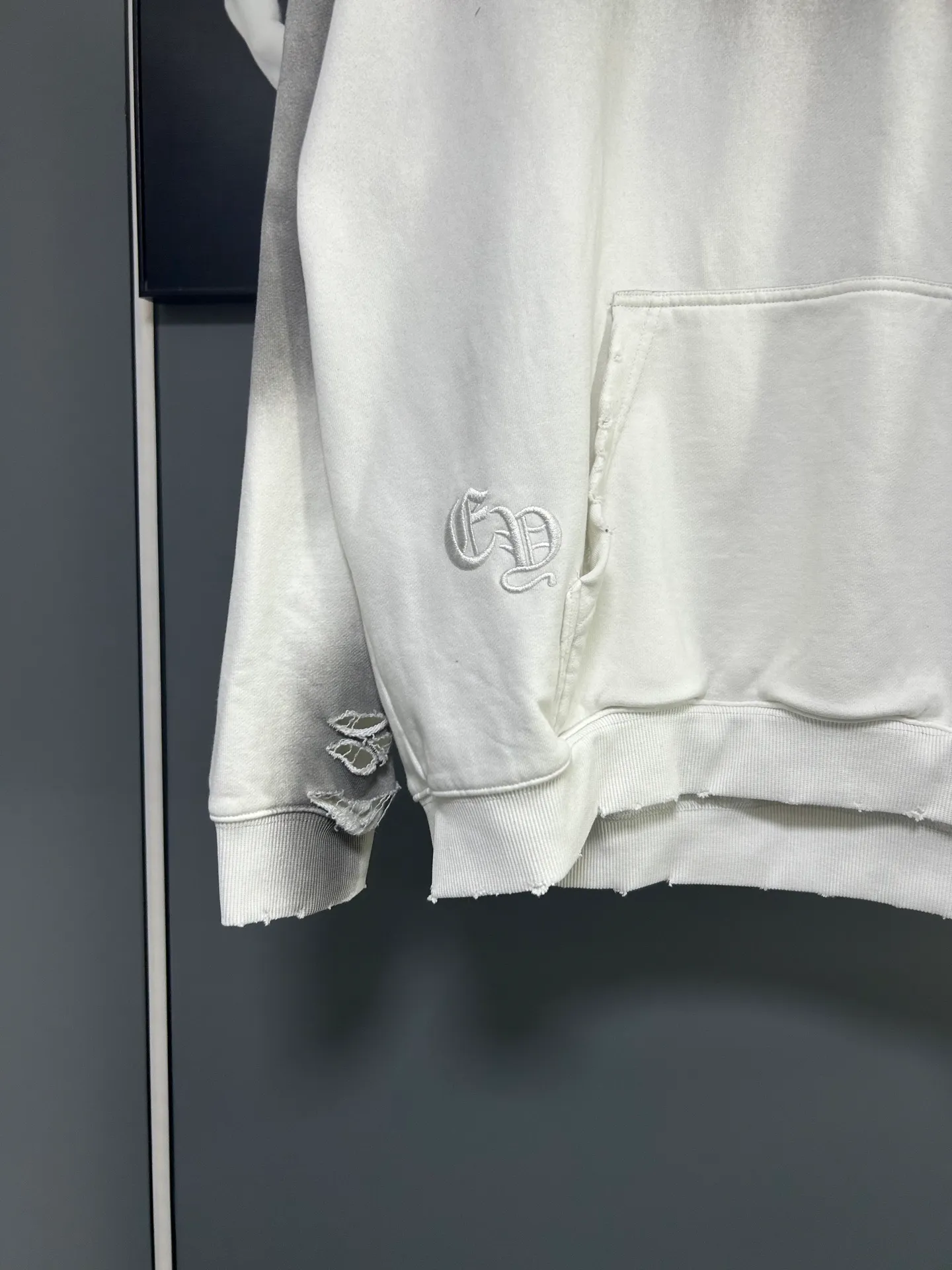 P310 𝗖𝗵𝗿𝗼𝗺𝗲 𝗛𝗲𝗮𝗿𝘁𝘀/Cro Heart 2025 Cross Patch Embroidery Summer New Original Single Counter American Acid Washed Distressed Laser Burnt Patch Embroidery Couple Casual Hooded Sweatshirt 👑The highest version! Customized fabric 440g tripe terry fabric! American acid-washed and distressed original fabric laser burnt ✟appliqué embroidery and exquisite embroidery of letters! The best-selling model at the counter. It is very comfortable to wear. It is low-key yet luxurious. It is very classy when worn. The large size and tailoring are needless to say. The upper body is exquisite and vivid. 👍High-end first-class materials. A truly palace-level product. The cotton from Turkey is of outstanding quality. After heavy washing, the clothes are very soft! Not picky, the upper body is absolutely stylish and extremely luxurious. Auxiliary materials: The original model has been authenticated and labeled ➕100% silk washed with water label. Genuine purchase-grade original hangtag➕matching hanging rope➕3D hanging beads➕original packaging bag. Craftsmanship: The original version has consistent wiring! The highest version of the armhole matching technique! Countless times of pattern making to 100% restore the original appearance! The correct version is the same for men and women, super eye-catching, super good-looking, and super atmospheric! Color: black, white and gray Size, XS S M L